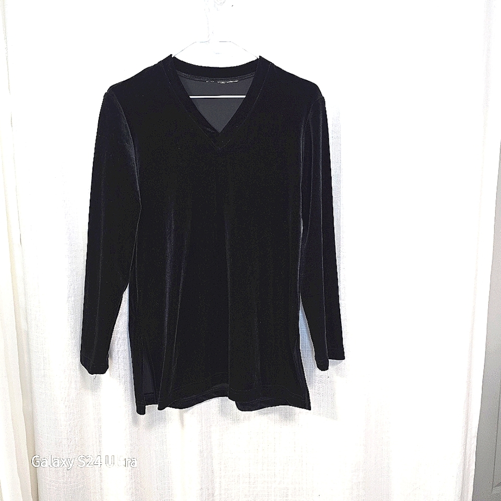 2/$30 Black Velvet V-Neck‎ Women's Top Size M